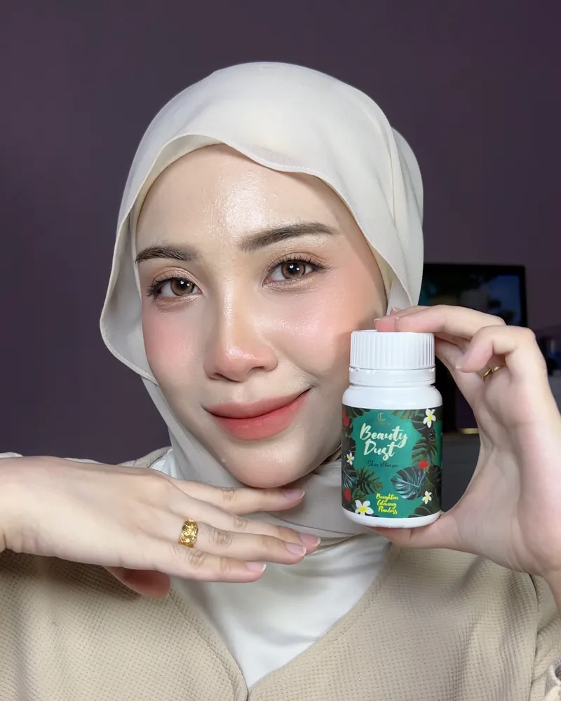 Pengguna memegang botol Beauty Dust